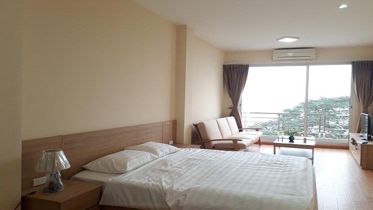 Balcony studio apartment with lake – view in Ve Ho street, Tay Ho district for rent