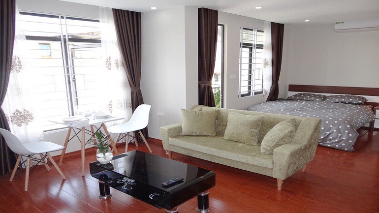 Bright studio apartment with balcony in Hoang Hoa Tham street, Ba Dinh district for rent