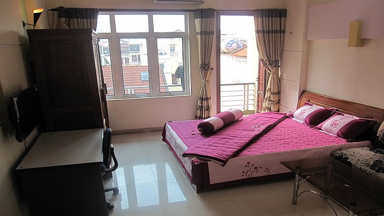 Budget studio apartment with balcony in Quan Ngua street, Ba Dinh district for rent