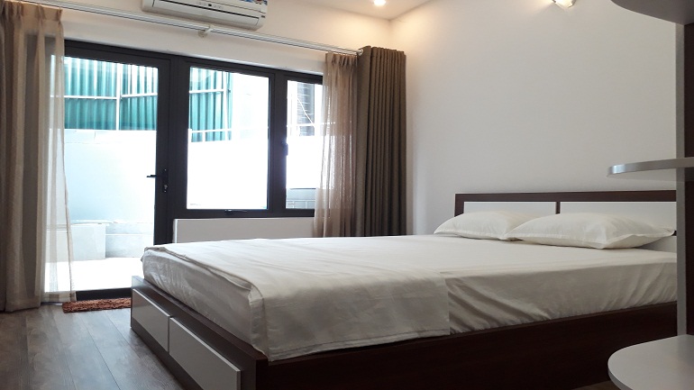 Good price 1 – bedroom apartment with balcony in Nghi Tam street, Tay Ho district for rent