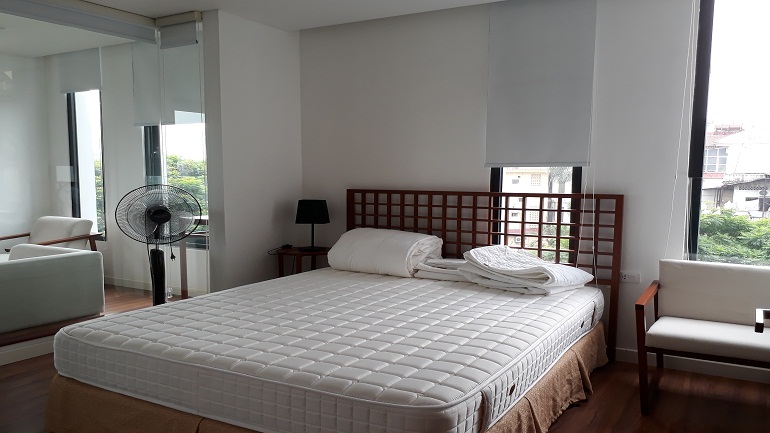 Lake – view one bedroom apartment in Ho Ba Mau street, Dong Da district for rent