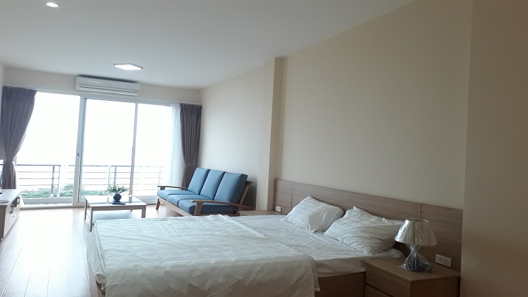 Lake – view studio apartment with balcony in Ve Ho street, Tay Ho district for rent