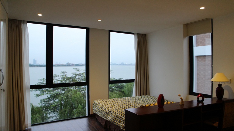 Nice studio apartment with lake view in Lac Long Quan street, Tay Ho district for rent