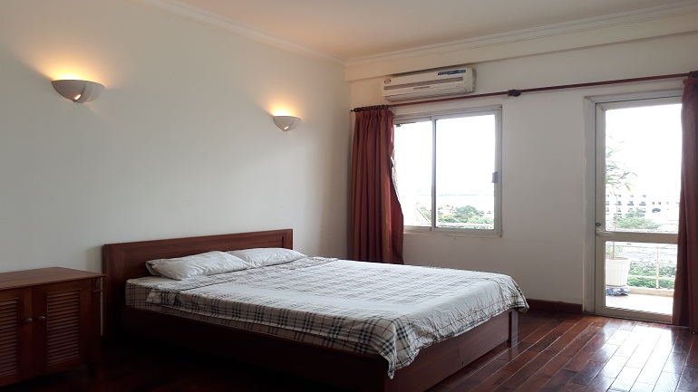 Spacious 1 – bedroom apartment with balcony in Au Co street, Tay Ho district for rent