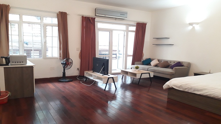 Balcony studio apartment with good price in Trung Hoa area, Cau Giay district for rent