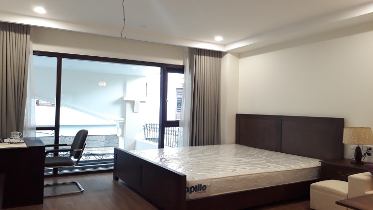 Brand – new studio apartment with good price in Lieu Giai street, Ba Dinh district for rent