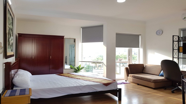 Bright studio apartment with nice balcony in Tran Hung Dao street, Hoan Kiem district for rent