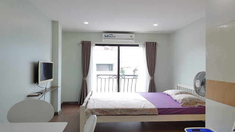 Cheap studio apartment with balcony in Thuy Khue street, Tay Ho district for rent