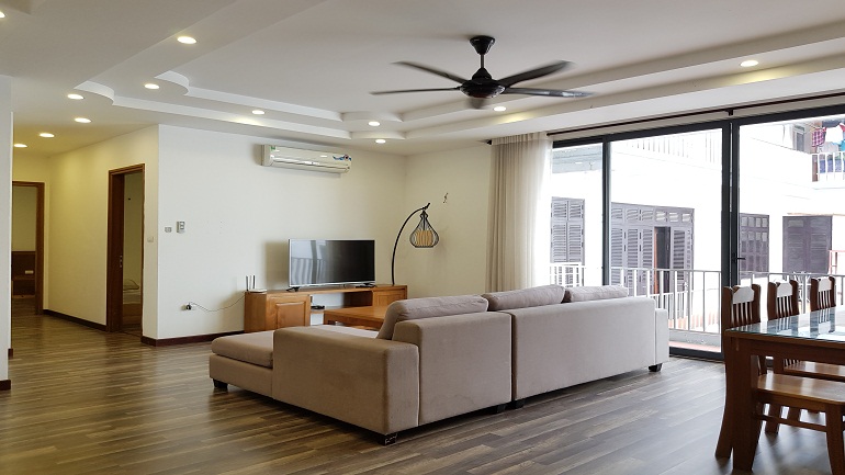 Good price 3 – bedroom apartment with balcony in Au Co street, Tay Ho district for rent