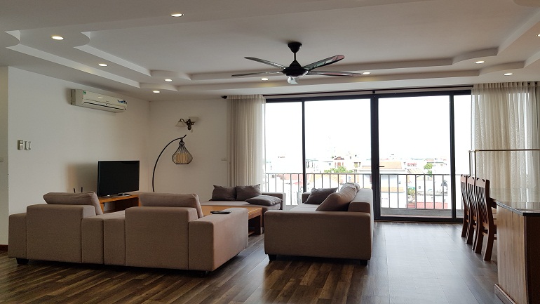 Lake view 3 – bedroom apartment with balcony in Au Co street, Tay Ho district for rent