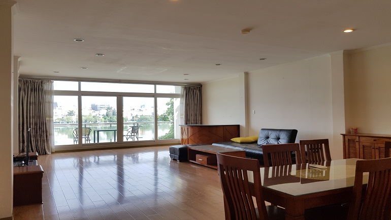 Lake view one bedroom apartment with balcony in Quang An street, Tay Ho district for rent