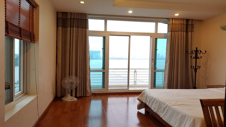 Lake – view one bedroom apartment with balcony in Yen Hoa street, Tay Ho district for rent