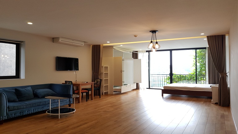 Lake – view studio apartment with balcony in Au Co street, Tay Ho district for rent