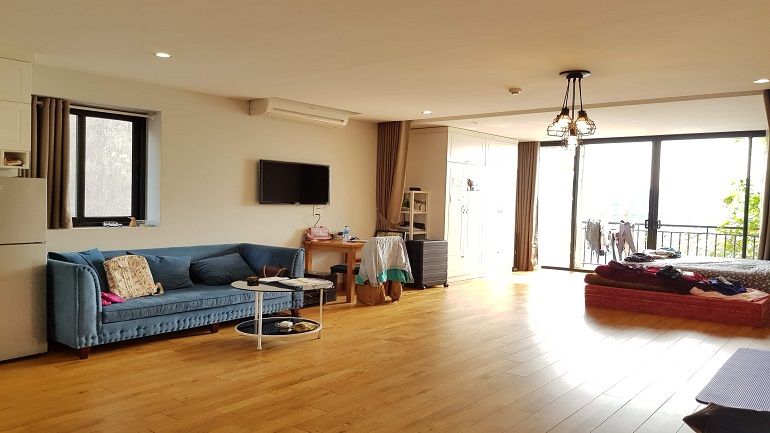 Lake – view studio apartment with balcony in Au Co street, Tay Ho district for rent