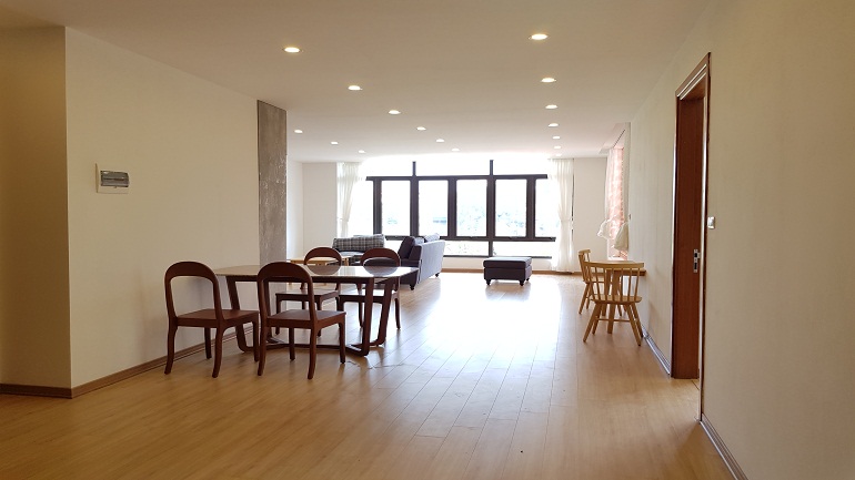 New three bedroom apartment with lake view in Au Co street, Tay Ho district for rent