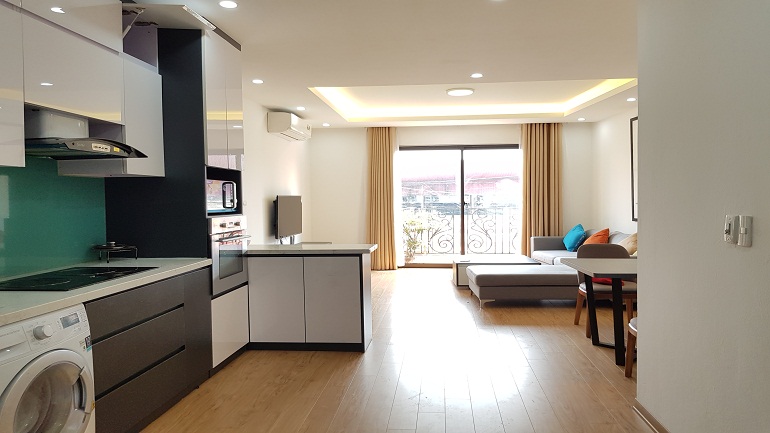 Nice bright 2 – bedroom apartment with balcony in Au Co street, Tay Ho district for rent