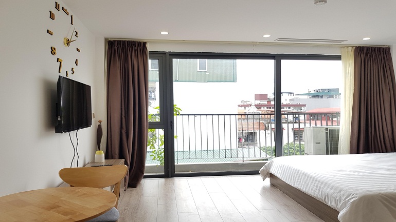 Nice bright studio apartment with balcony in Xuan Dieu street, Tay Ho district for rent