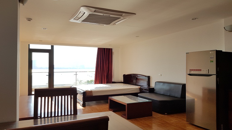 Lake – view studio apartment with balcony in Yen Hoa street, Tay Ho district for rent