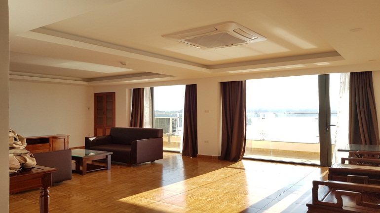 Lake – view three bedroom apartment with balcony in Yen Hoa street, Tay Ho district for rent