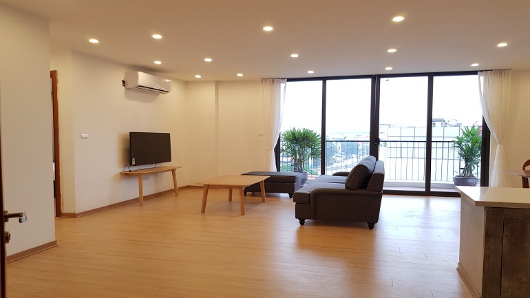 Modern cheap 3 – bedroom apartment with balcony in Tay Ho district for rent