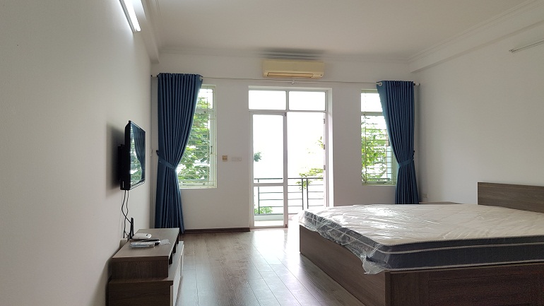 Lake – view studio apartment with balcony in Yen Phu village, Tay Ho district for rent