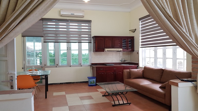 Bright studio apartment with balcony in Nghi Tam street, Tay Ho district for rent