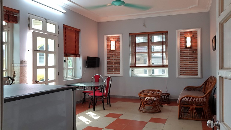 Lake – view one bedroom apartment with balcony in Nghi Tam street, Tay Ho district for rent