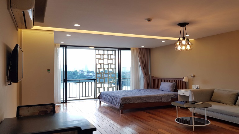 Lake view studio apartment with balcony in Au Co street, Tay Ho district for rent